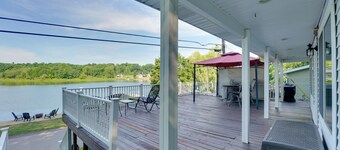 Big Pine Island Lake Cottage w/ Boat Dock & Kayaks