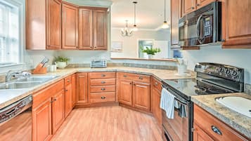 House (3 Bedrooms) | Private kitchen | Microwave, oven, stovetop, dishwasher