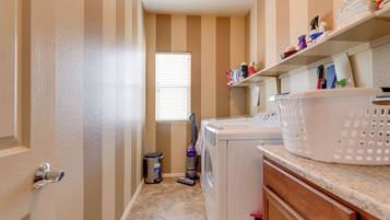 House (5 Bedrooms) | Interior