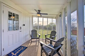 Terrace/patio - Updated & Peaceful Lakefront Cottage! (Streetman)