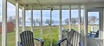 Updated & Peaceful Lakefront Cottage!