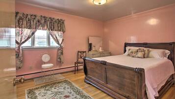 House (3 Bedrooms) | 3 bedrooms, desk, laptop workspace, iron/ironing board