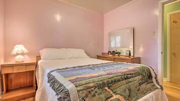 House (3 Bedrooms) | 3 bedrooms, desk, laptop workspace, iron/ironing board