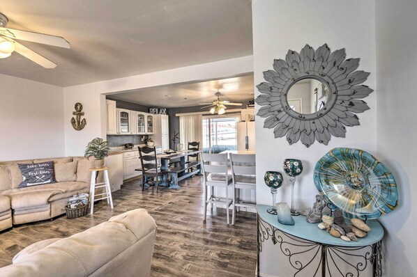 TV, books - Sunny Lake Havasu City Home in Great Location (Lake Havasu City)