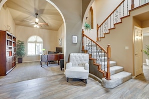 House (5 Bedrooms) | Interior