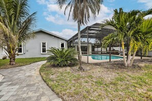 Outdoor pool - Pet-friendly St Petersburg Home w/ Fire Pit! (St. Petersburg)