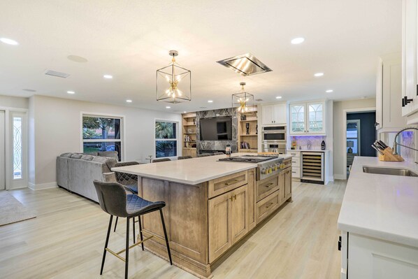 Een microgolfoven, een oven, een kookplaat, een vaatwasser