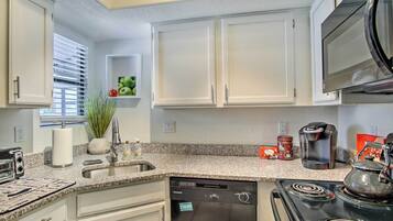 Apartment (2 Bedrooms) | Private kitchen | Microwave, oven, stovetop, dishwasher
