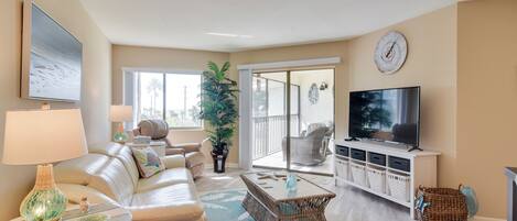 Apartment (2 Bedrooms) | Living area