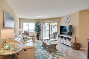 Living area - Walk to Bradenton Beach: Gulf-view Home w/ Lanai (Bradenton Beach)