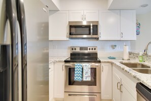 Interior - Walk to Bradenton Beach: Gulf-view Home w/ Lanai (Bradenton Beach)