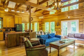 Fernseher, Kamin, Bücher