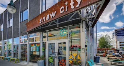 Waterfront Apt, Walk to Town & Coastal Trail!