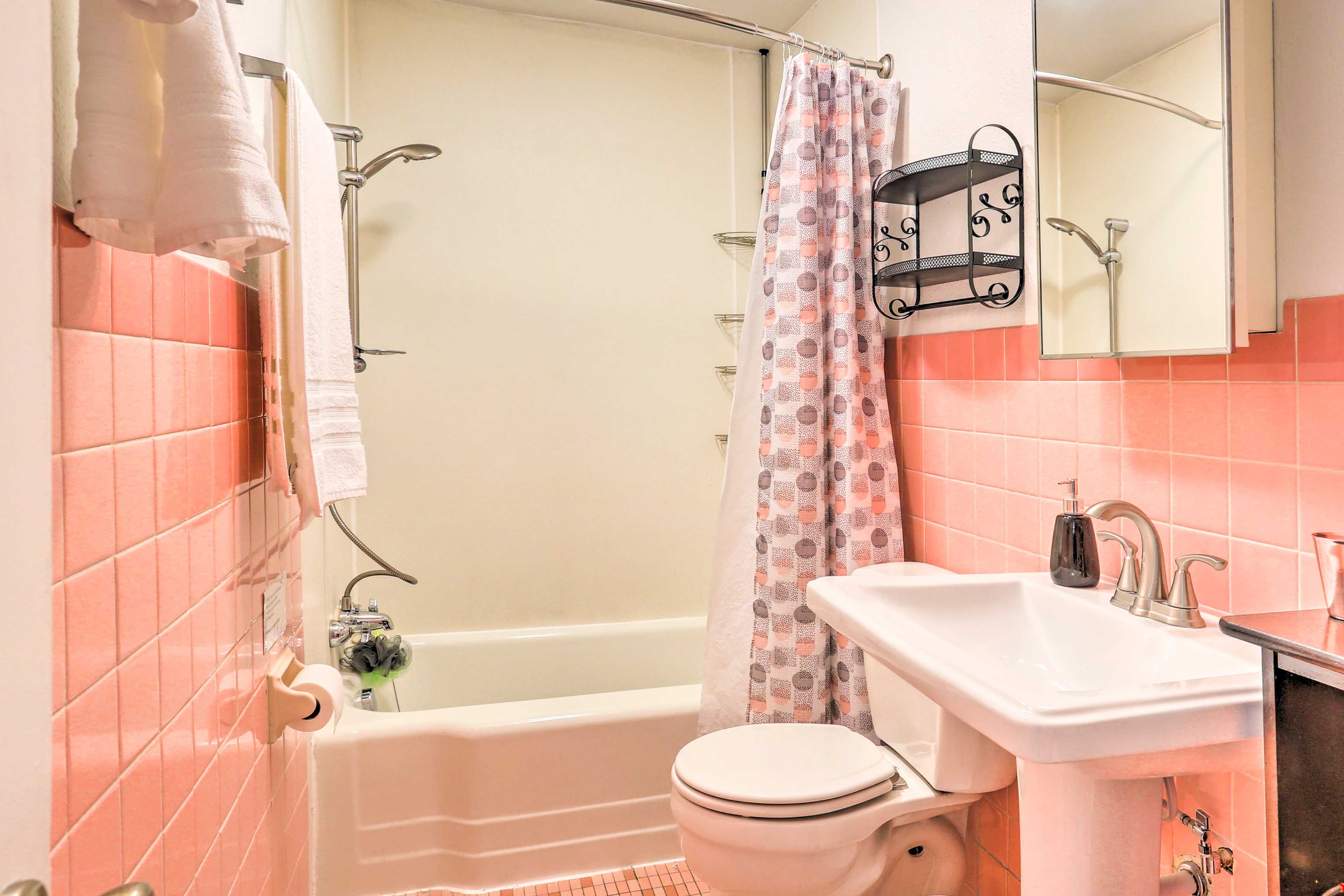 Une salle de bain avec une baignoire, des toilettes et un lavabo.