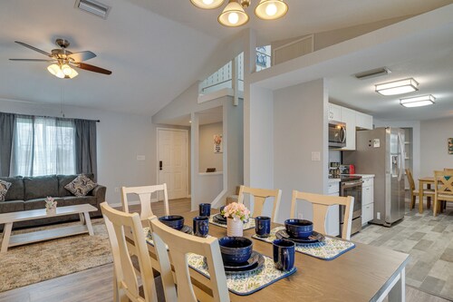 Screened-in Lanai + Yard: Port Charlotte Retreat