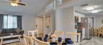 Screened-in Lanai + Yard: Port Charlotte Retreat