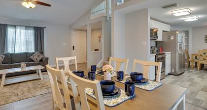 Screened-in Lanai + Yard: Port Charlotte Retreat