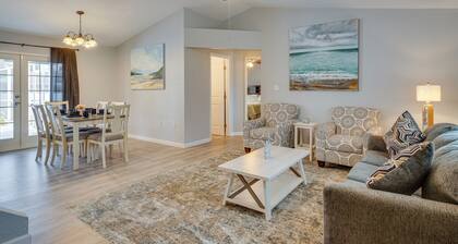 Screened-in Lanai + Yard: Port Charlotte Retreat