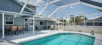 Screened-in Lanai + Yard: Port Charlotte Retreat