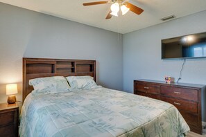 House (3 Bedrooms) | Interior - Screened-in Lanai + Yard: Port Charlotte Retreat (Port Charlotte)