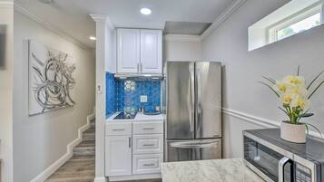 Microwave, blender, cookware/dishes/utensils, paper towels