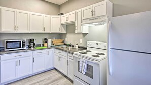 Microwave, oven, stovetop, cookware/dishes/utensils - Restored Enid Apt ~ 1 Mile to Historic Downtown! (Enid)