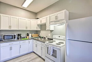 Microwave, oven, stovetop, cookware/dishes/utensils - Restored Enid Apt ~ 1 Mile to Historic Downtown! (Enid)