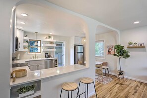 Maison (2 Bedrooms) | Cuisine privée | Four à micro-ondes, un four, surface de cuisson, lave-vaisselle