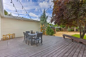 Outdoor dining - Contemporary Boise House w/ Large Backyard! (Boise)