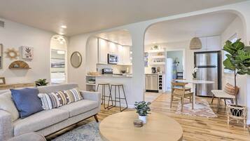 House (2 Bedrooms) | Living area | TV, books