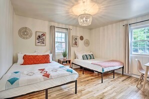 House (2 Bedrooms) | 2 bedrooms, laptop workspace, iron/ironing board, free cots/infant beds - Contemporary Boise House w/ Large Backyard! (Boise)