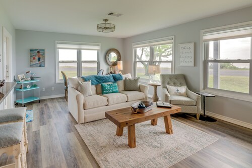 Rockport Condo ~ 6 Mi to Rockport Beach Park!