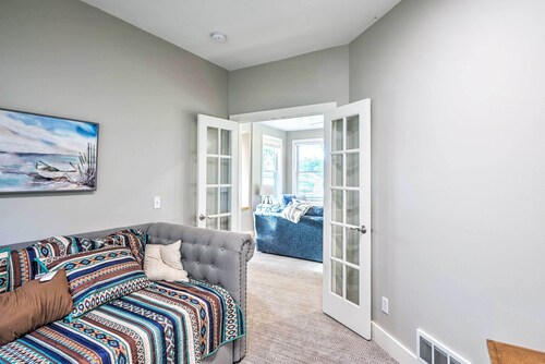 Waterfront Mound Retreat w/ Dock & Lake Access!
