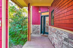 House (4 Bedrooms) | Interior - Waterfront Mound Retreat w/ Dock & Lake Access! (Mound)