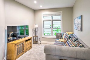 House (4 Bedrooms) | Interior - Waterfront Mound Retreat w/ Dock & Lake Access! (Mound)