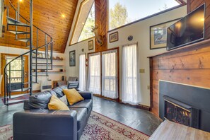 TV, fireplace, iPod dock, books - Blissful North Carolina Mountain Vacation Rental! (Mars Hill)