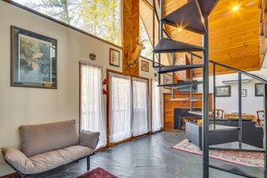TV, fireplace, DVD player, iPod dock - Blissful North Carolina Mountain Vacation Rental! (Mars Hill)