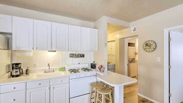 Cookware/dishes/utensils, paper towels