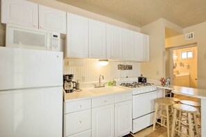 Cookware/dishes/utensils, paper towels - Williams Vacation Rental w/ Mountain View! (Williams)