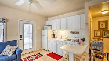 Cookware/dishes/utensils, paper towels