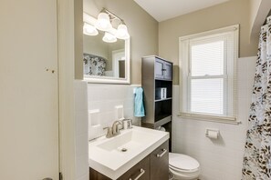 House (3 Bedrooms) | Bathroom | Bathtub