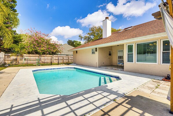 House (4 Bedrooms) | Front of property