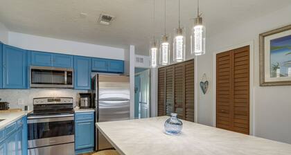 Breezy Cape Canaveral Townhome ~ 1 Mi to Beach!
