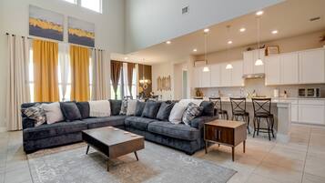 House (5 Bedrooms) | Living area