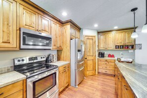 House (5 Bedrooms) | Interior