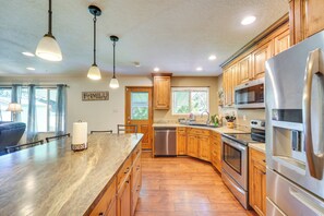 House (5 Bedrooms) | Interior