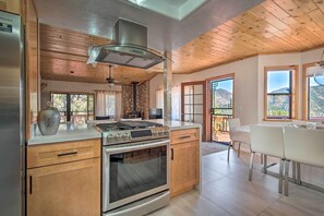 Private kitchen - Cozy Pine Mountain Cabin: Hike, Bike, Fish Nearby! (Pine Mountain Club)