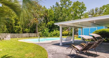 Gulf Breeze Vacation Rental for 2 w/ Pool Access!