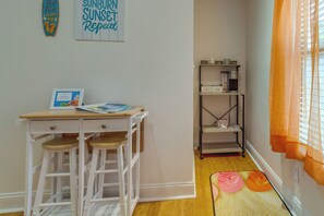 Apartment (0 Bedroom) | Interior - Gulf Breeze Vacation Rental for 2 w/ Pool Access! (Gulf Breeze)