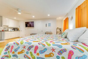 Apartment (0 Bedroom) | Interior - Gulf Breeze Vacation Rental for 2 w/ Pool Access! (Gulf Breeze)